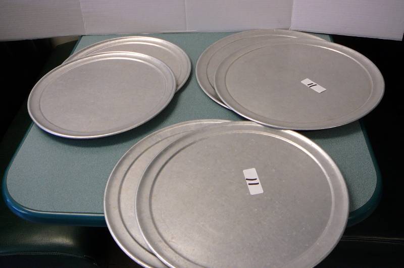 6- Pizza Pans, Assorted sizes