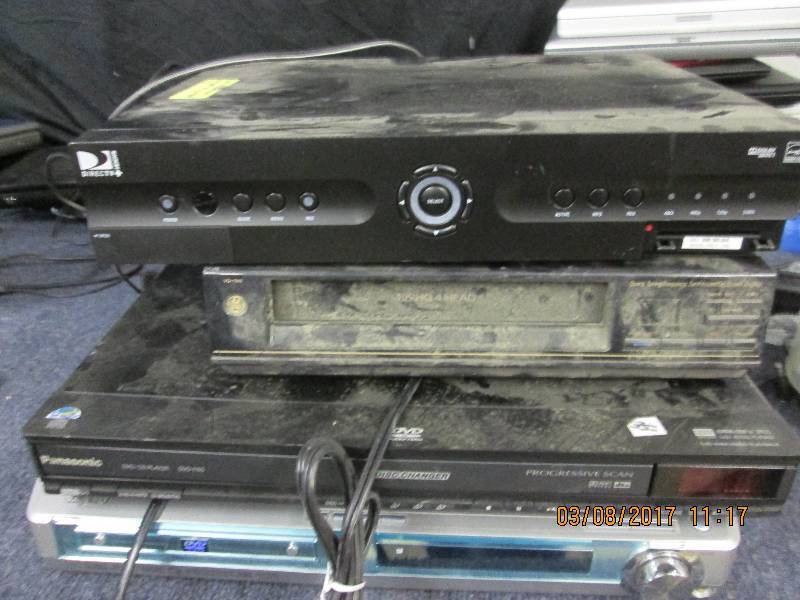 lot 25 image: 1sayno dvd player , 1 panasonic 5 d...