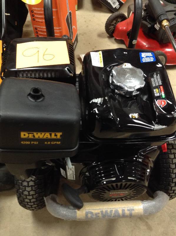 Dewalt Honda GX390 4,200 psi 4 GPM Gas Pressure Washer dent on top of tank in like new condition missing tips