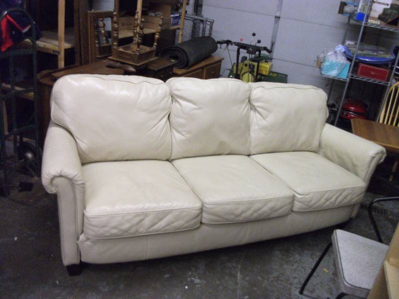 lot 12 image: Leather Sofa (Lane Co.) 88 Inches Long
