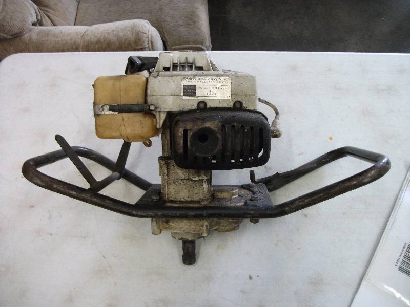 lot 32 image: Tecumseh Earth Auger Model-80 Head