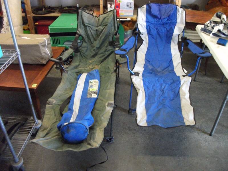 lot 38 image: 2-Folding Lounge Chairs