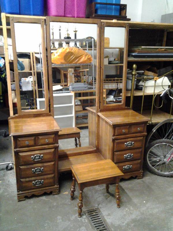 lot 1 image: Dressing Mirror Vanity With Crown Top, 2-Side Mirrors & 1-Stool 60x18x85 Matches #2