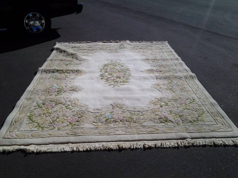 lot 8 image: Large Area Rug 99x138