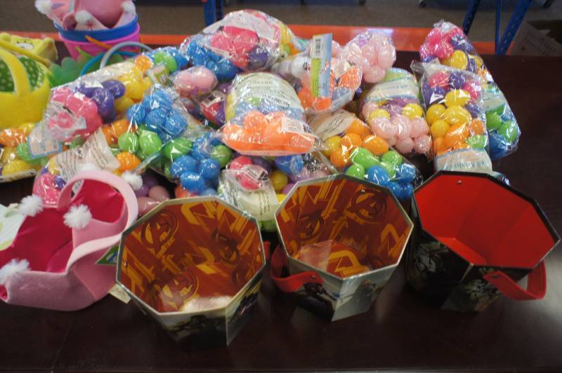 lot 31 image: Large Lot of Easter Items- Lot consists of Plastic Eggs, Easter Bags, Easter Buckets and Easter Grass