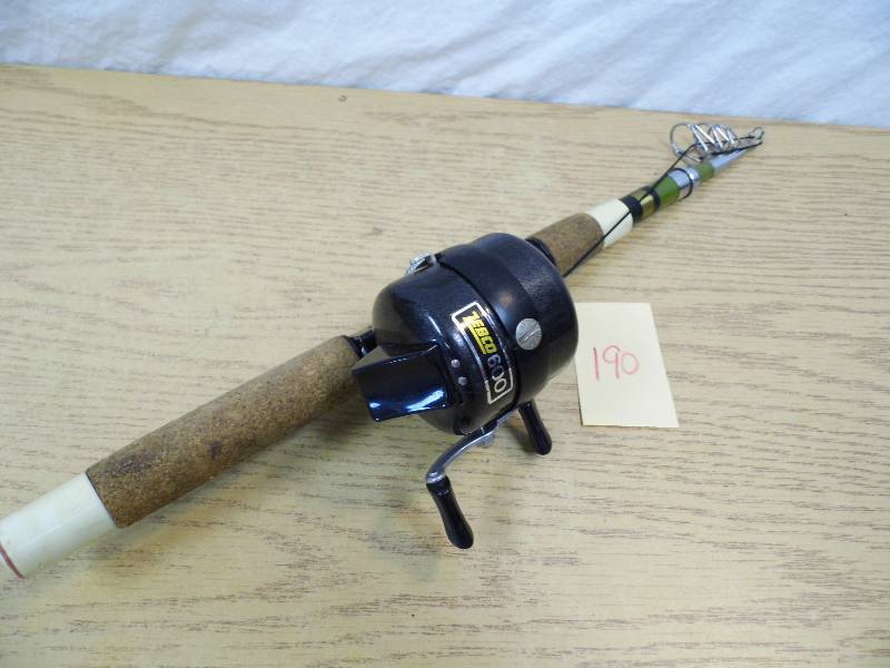 lot 190 image: Collapsible Pole w Zebco Reel