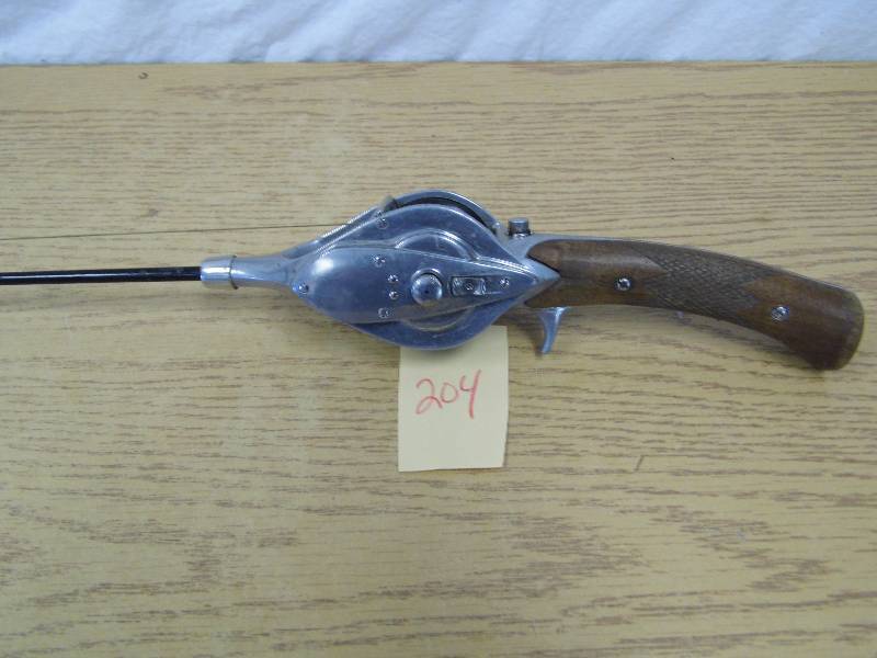 lot 204 image: Pole w Super Caster Reel
