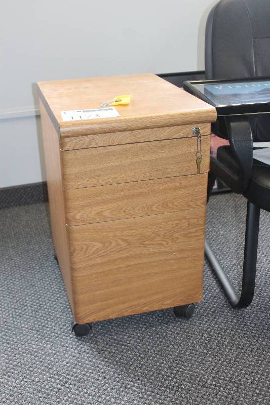 lot 1173 image: 3-Drawer Locking Wood Rolling Cabinet