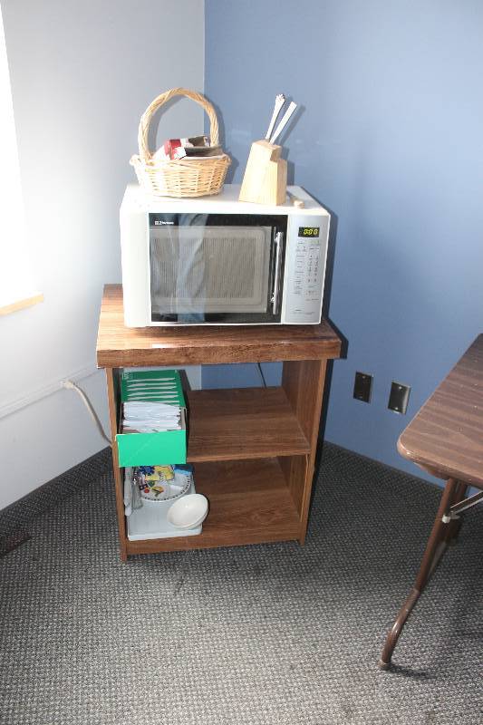 lot 1178 image: Emerson Professional Series Microwave & Table