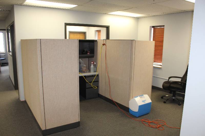 lot 1140 image: Lot of (2) Full Office Cubicles w Desk Top, Locking Overhead Cabinets, Locking Rolling Cabinets w Keys