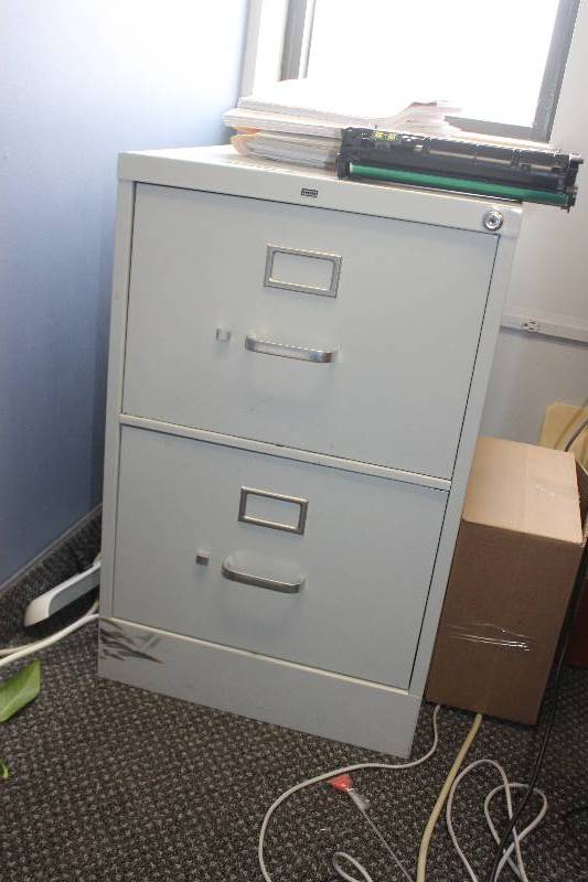 lot 1165 image: Hon 2-Drawer Metal File Cabinet
