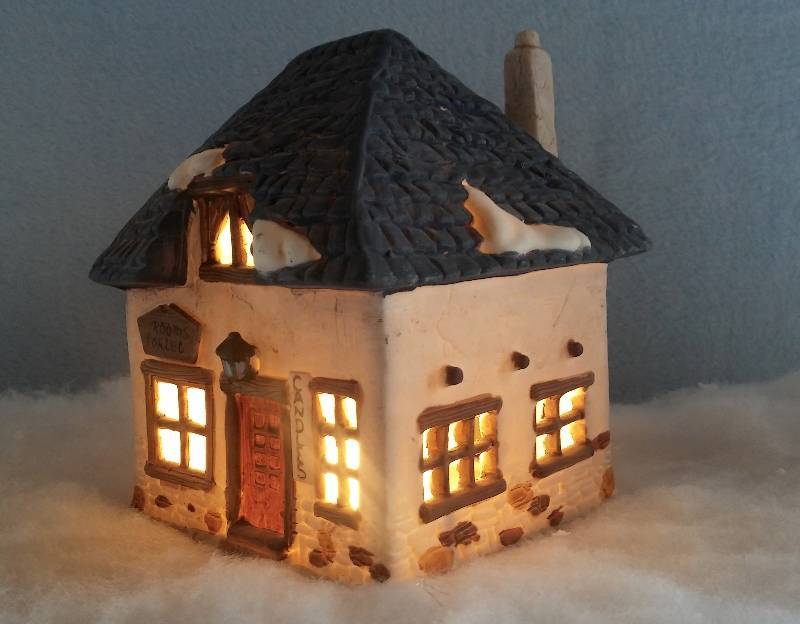 lot 10 image: Candle Shop
