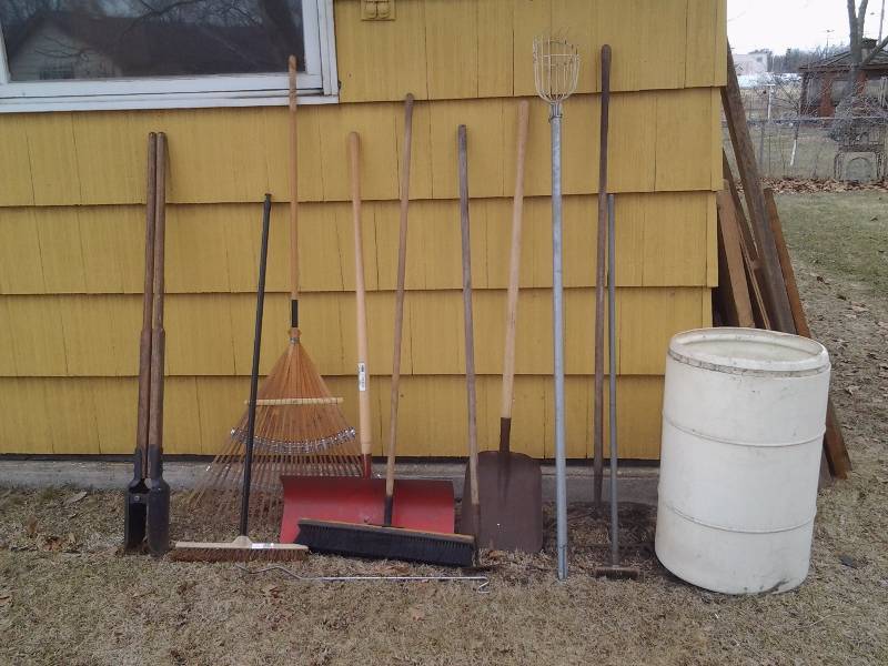 lot 5 image: Barrel Of Yard Tools Shovels, Post Hole Digger, Apple Picker, Rakes, Brooms