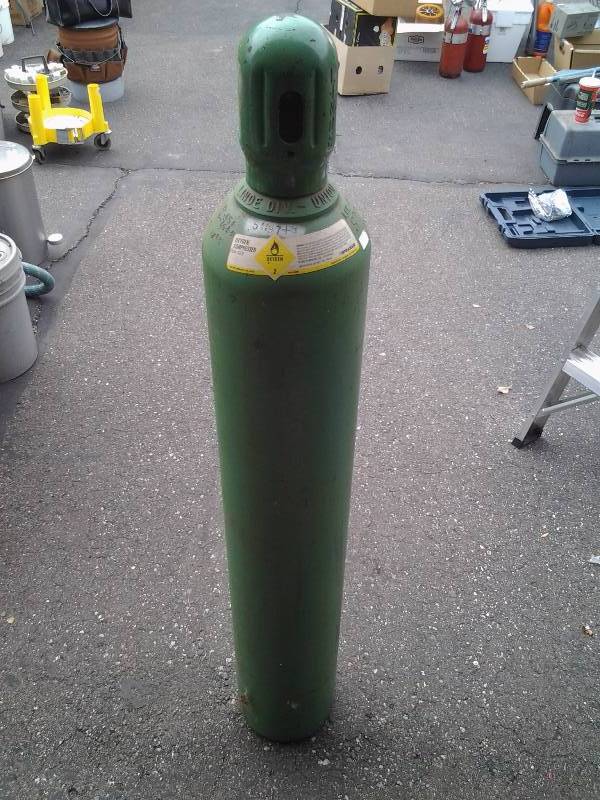 lot 20 image: Oxygen Tank 52 Inches Tall