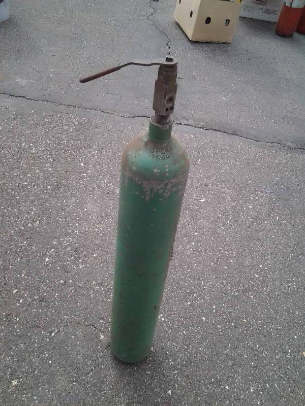 lot 22 image: Small Oxygen Tank 29 Inches Tall