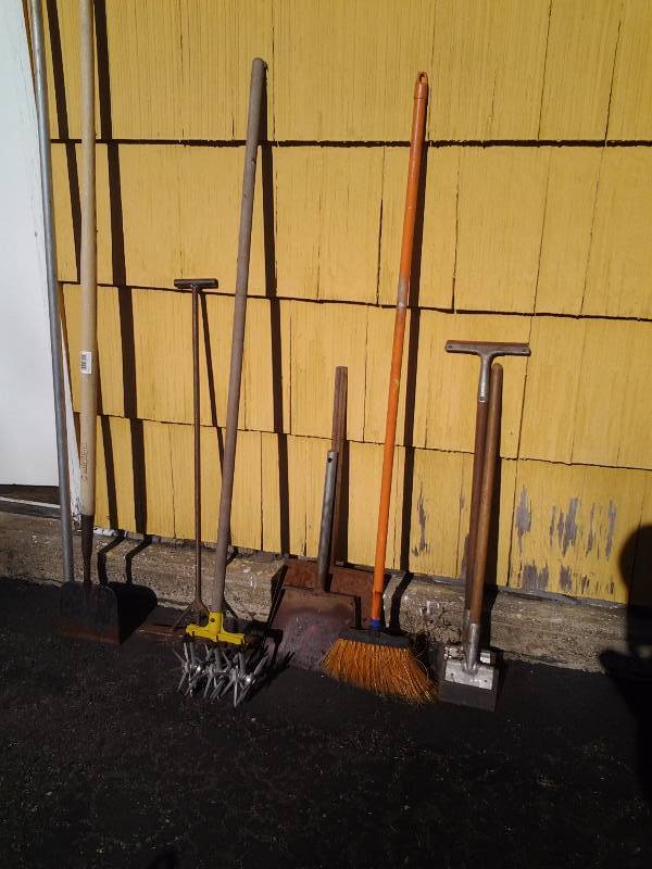 lot 53 image: Garden Weasel, Ice Chopper, Big Magnet, Other Hand Tools