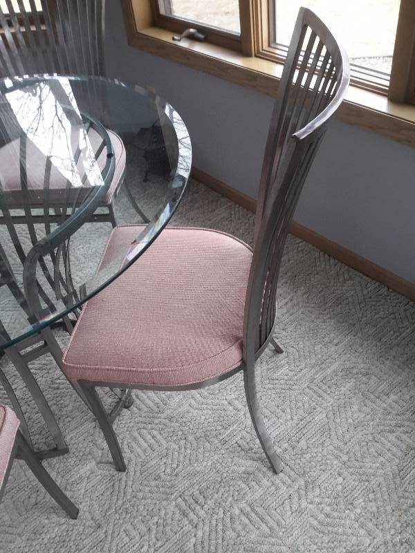lot 10 image: Nice Glass Table with 4 Matching Metal Chairs