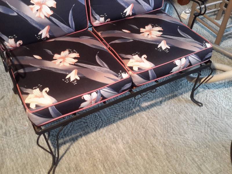 lot 16 image: Wrought Iron Love seat with nice upholsterd cushions