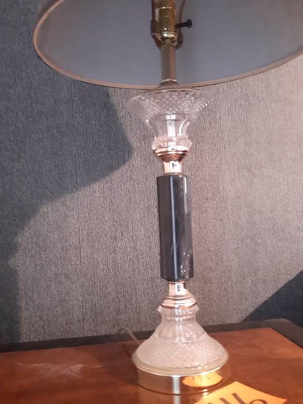 lot 46 image: Table lamp