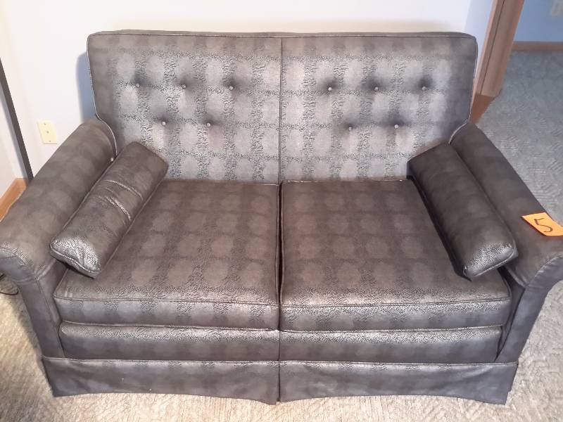 lot 5 image: Love Seat.. Excellent Shape 59 in w