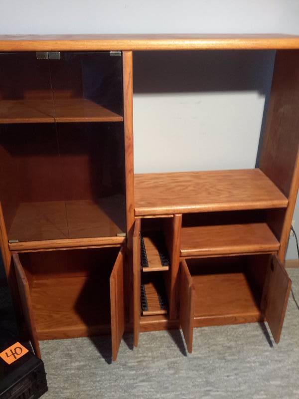 lot 39 image: Solid oak entertainment center