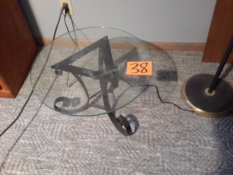 lot 38 image: Nice round glass top side table.. Tall Upright lighting pole lamp