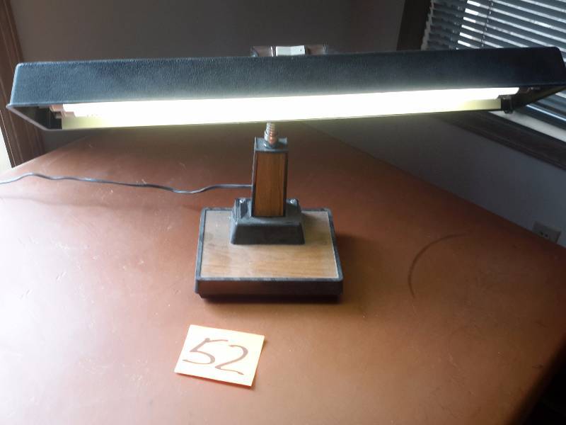 lot 52 image: Nice Vintage Desk Lamp.. Fluorescent.. Tested and works