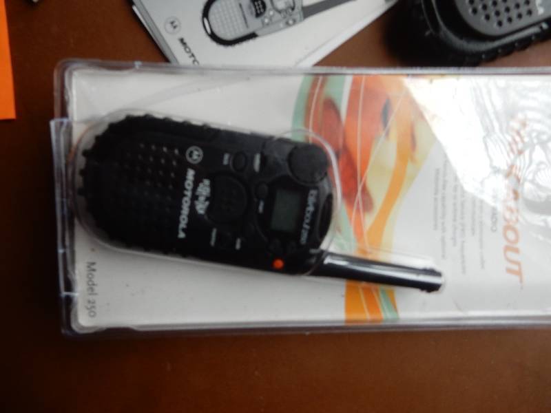 lot 55 image: Set of 5 Motorola Walkie Talkies.. Untested, but look good.