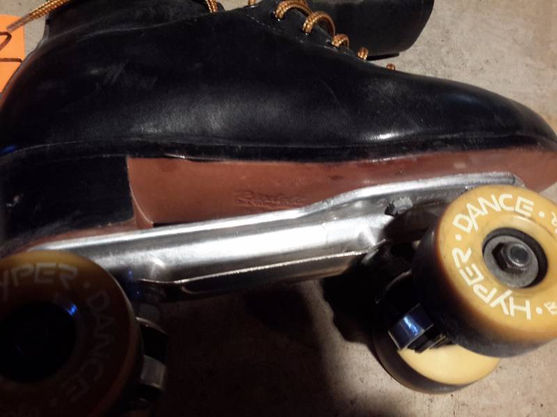 lot 147 image: Set of Size 10 Mens Roller Skates and bag