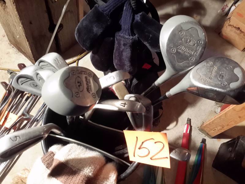 lot 152 image: Full set (less 6 iron), MIZUNO Clubs. Graphite Shafts