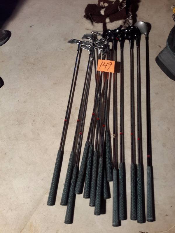 lot 140 image: Misc VINTAGE wooden shaft(3) set of wooden woods, Ping putter.