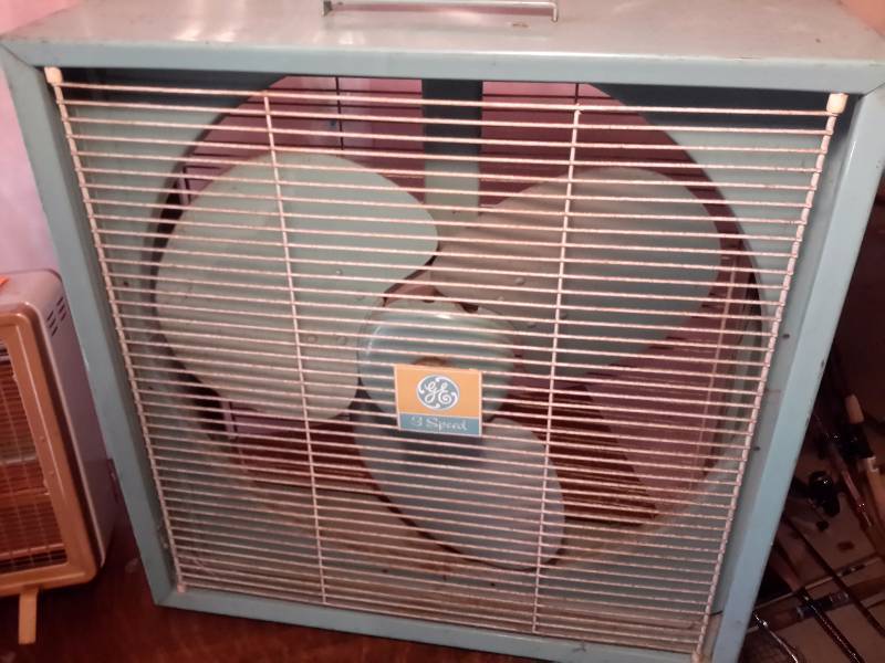 lot 77 image: Heavy 3 speed Electric Fan.. Electric Heater