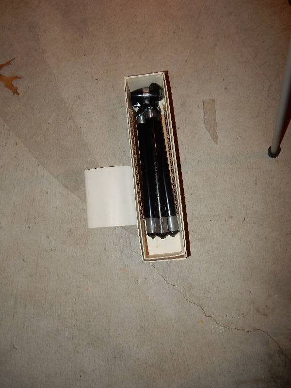 lot 182 image: 2 Tripods One taller and one short table top.. Both have telescoping legs