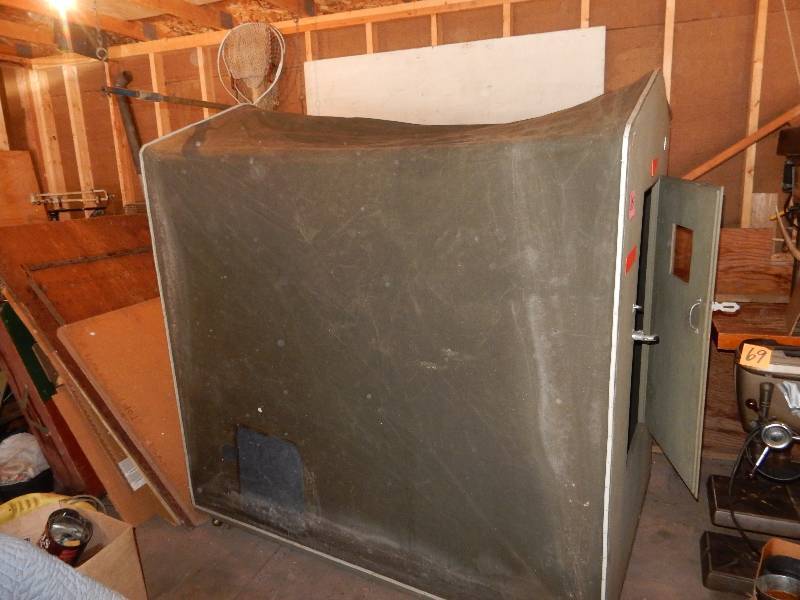 lot 205 image: Canvas Ice Fishing House..