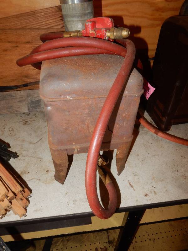 lot 214 image: Gas Fish House Stove.. No brand.. Untested