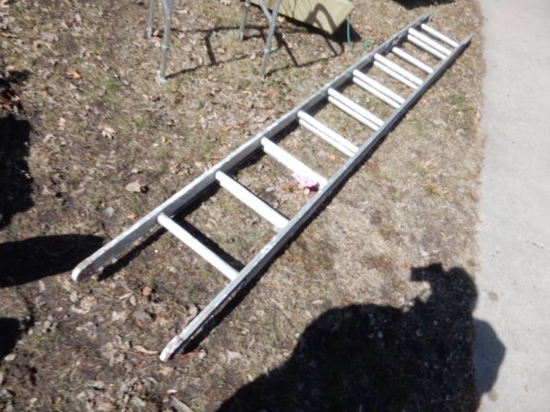 lot 250 image: 20 foot Aluminum Ladder