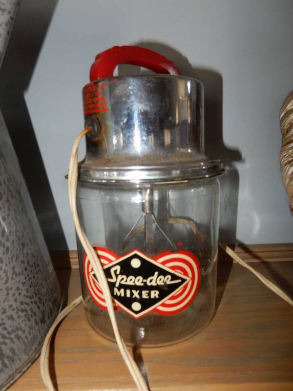lot 15C image: Vintage kitchen wares.. Scale, Coffee pot, speed mixer