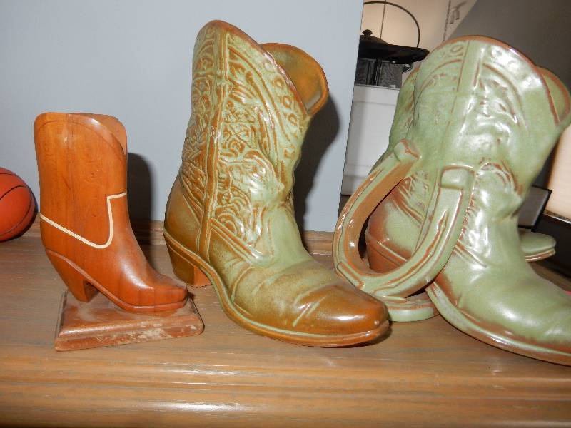 lot 15D image: Cowboy Boot, Book ends and other dcor