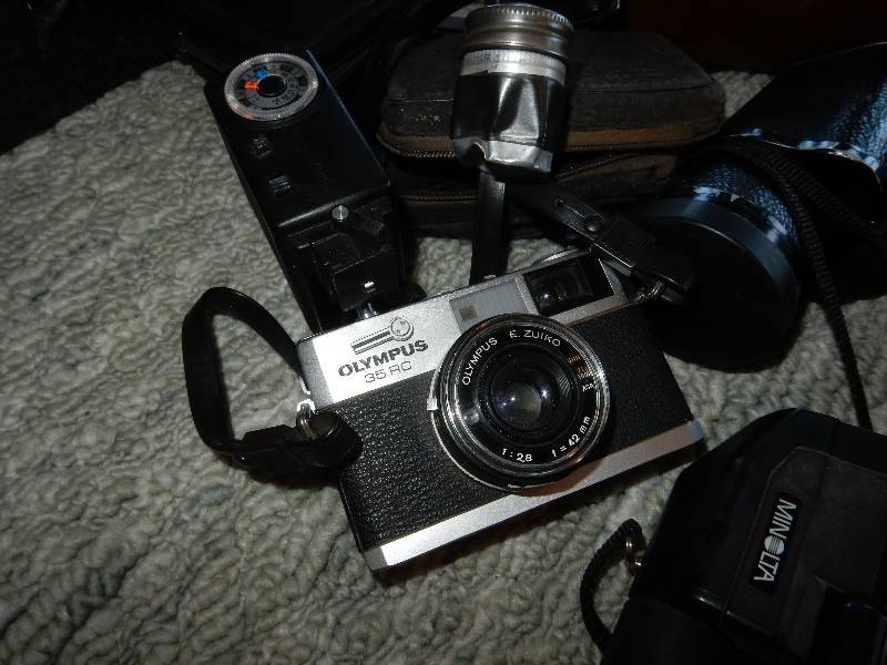 lot 15J image: 35mm camera, Bushnell Binoculars, Minolta Binoculars