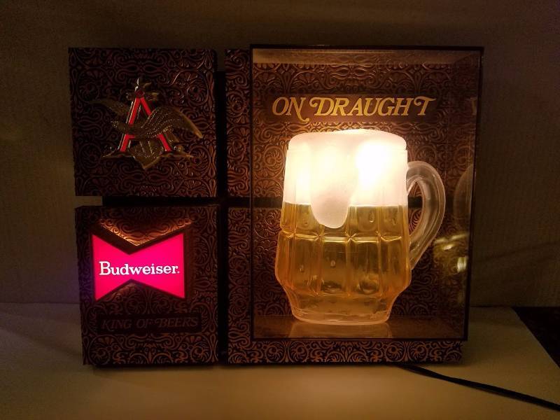 lot 10 image: Budweiser Lighted Beer Sign