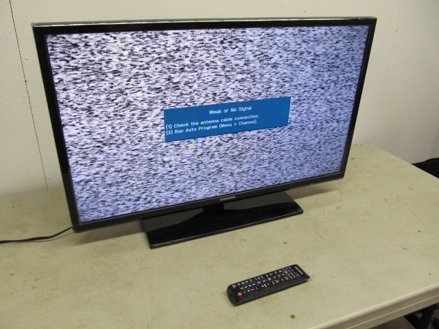 lot 28 image: Samsung 32 Flat Screen TV wRemote & Stand