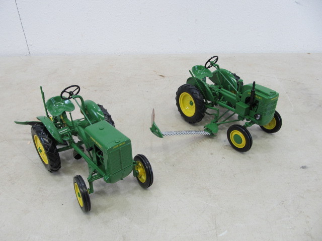 lot 16 image: 2 JOHN DEERE 118 Scale Diecast Tractors