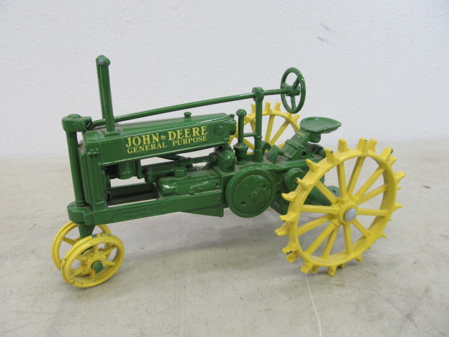 lot 17 image: Vintage 1984 Ertl JOHN DEERE Diecast Tractor