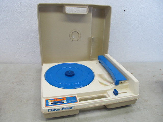 lot 18 image: Working Vintage 1970s Fish Price Record Player.