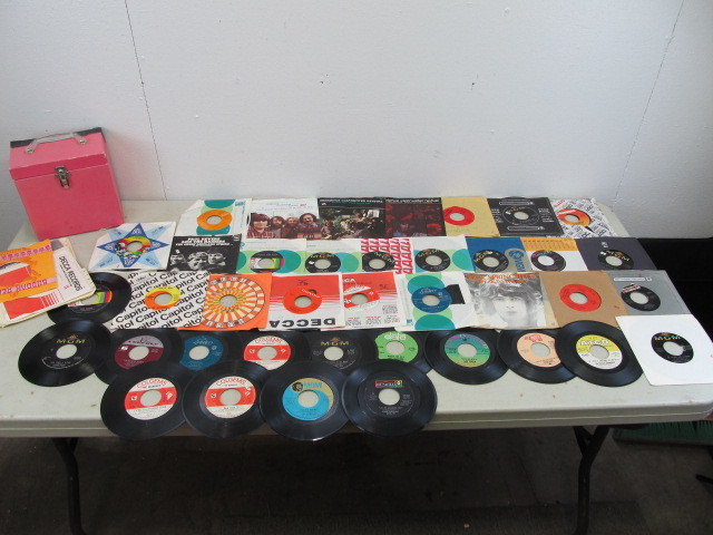 lot 19 image: Large Lot of Vintage 45s