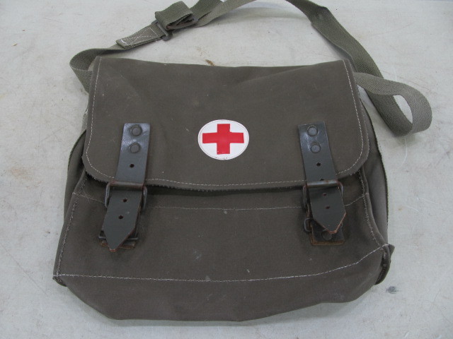 lot 25 image: Vintage German First-Aid Canvas Bag