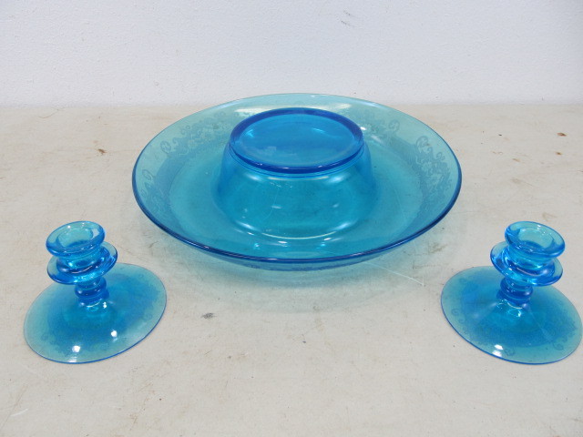 lot 39 image: Large Blue Depression Glass Serving Piece & Candle Holders