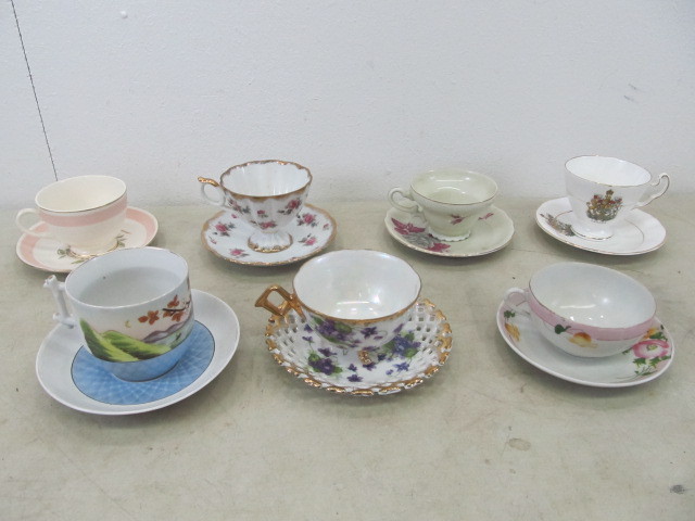 lot 40 image: Vintage & Antique Teacups w Matching Saucers