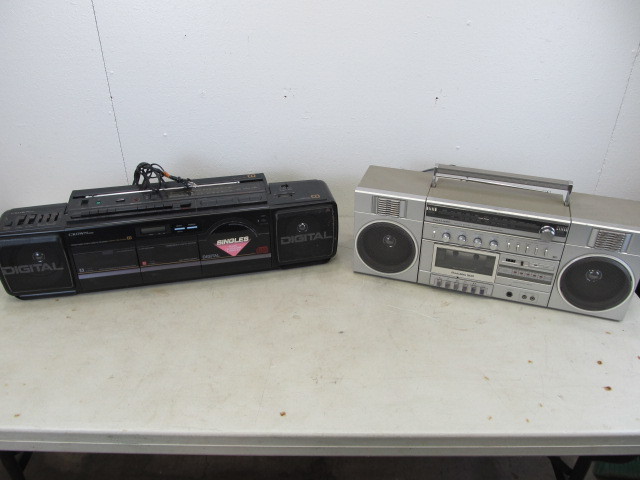 lot 41 image: 2 Working Vintage Boomboxes