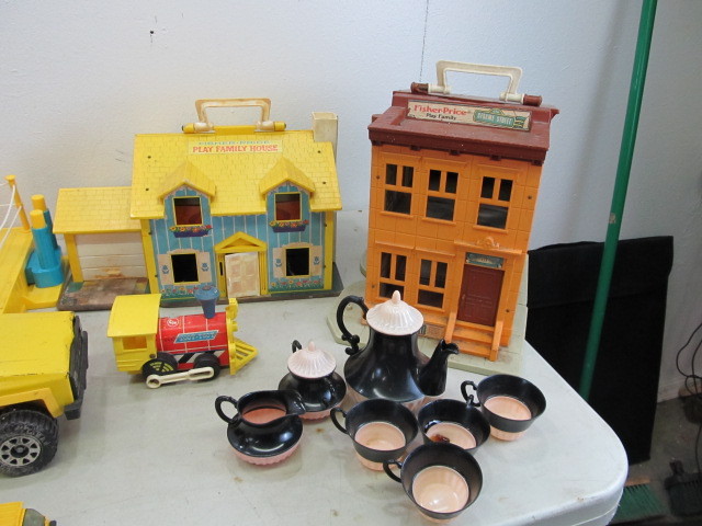 lot 71 image: Large Lot of Vintage Toys